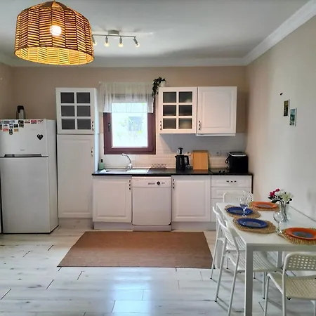 Appartement Two Bedroom Flat At - Upper Floor