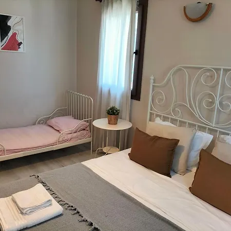 Appartement Two Bedroom Flat At - Upper Floor