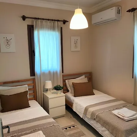 Appartement Two Bedroom Flat At - Upper Floor *